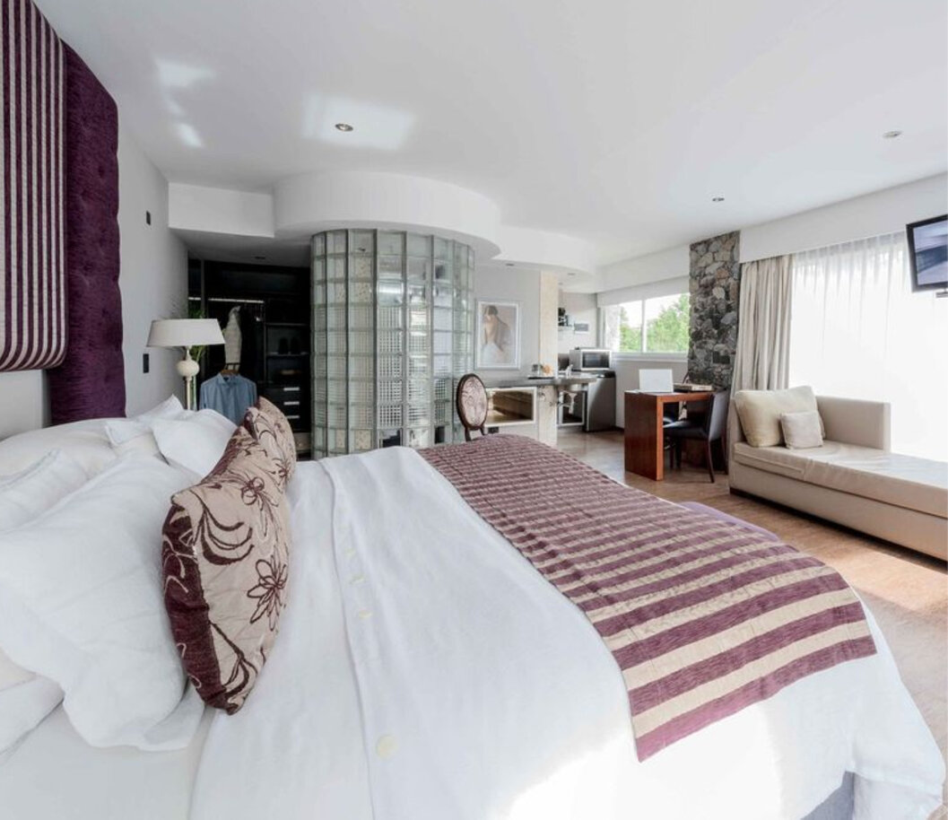 Habitación de hotel limpia y ordenada