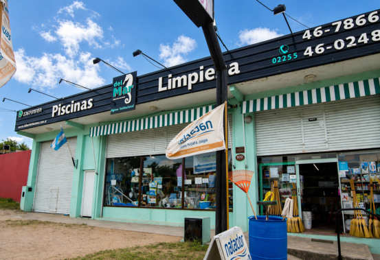 Depósito de distribuidora de artículos de limpieza con sector de carga de reparto