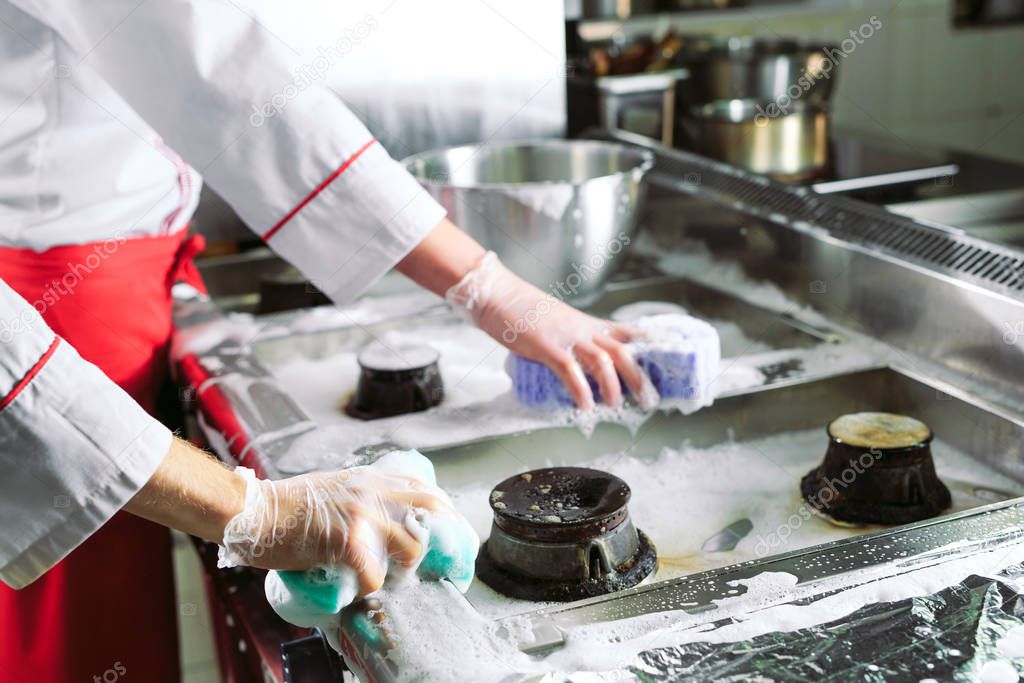 Cocina de restaurante siendo desinfectada